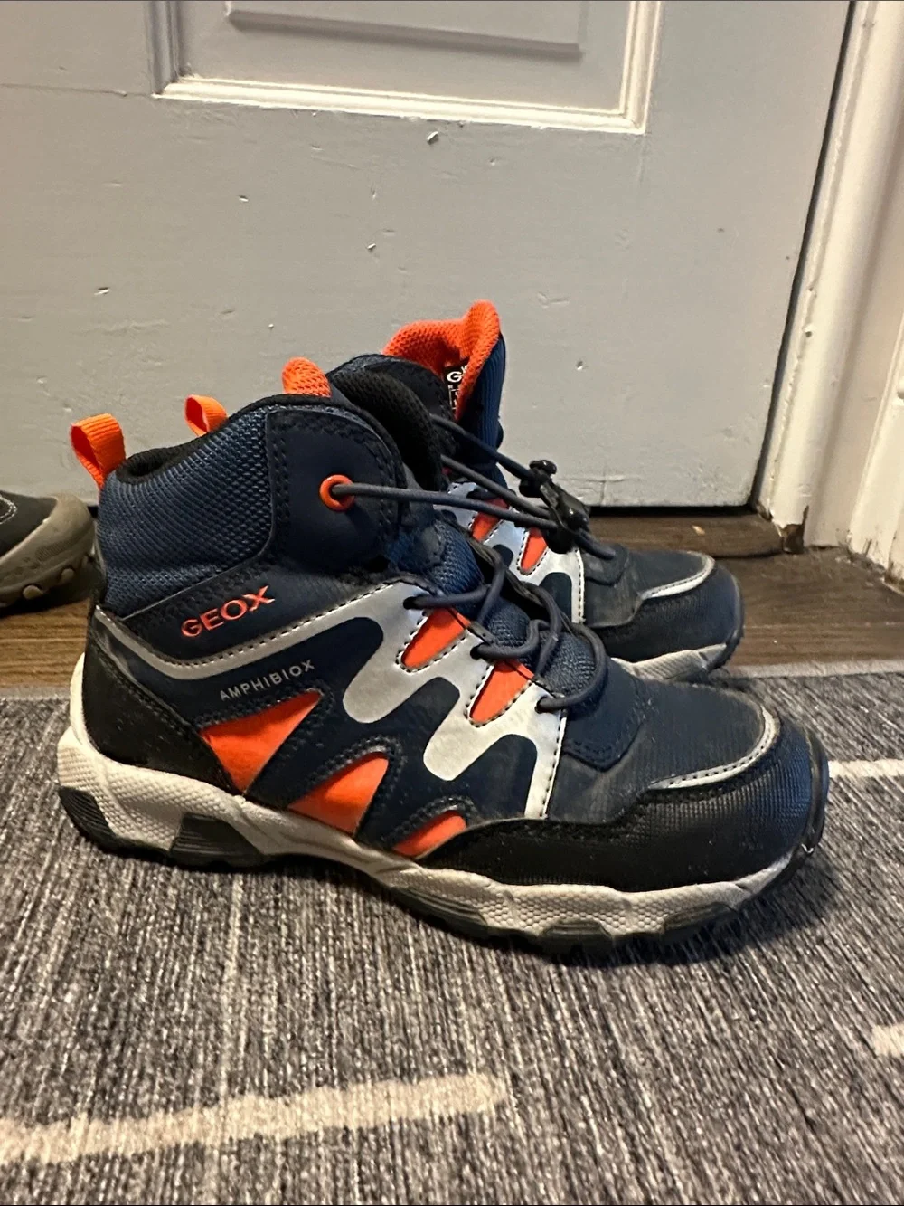 Kids hiking boots
